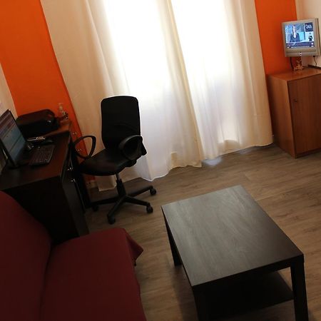 เพนชั่น อาโรซา Hotel บาร์เซโลนา ภายนอก รูปภาพ